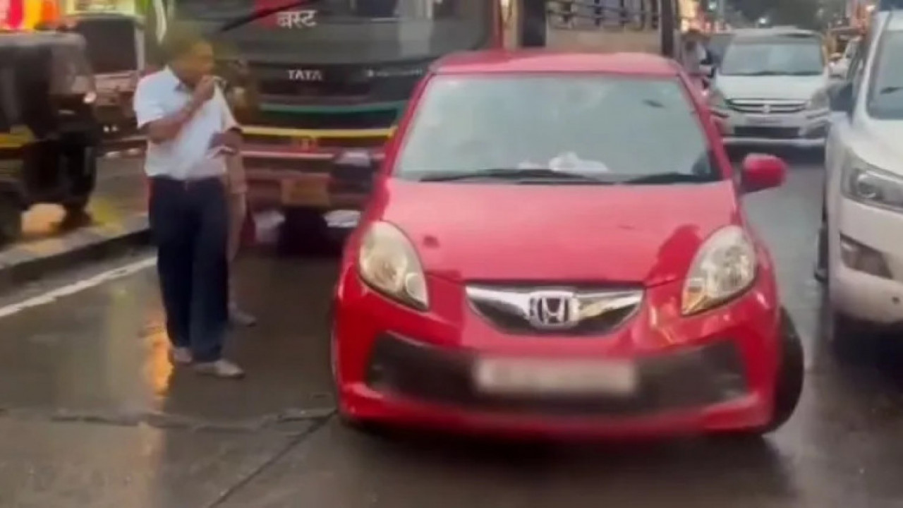 BLOKIRAO ULICU Kad su videli ko je za volanom, niko da pisne