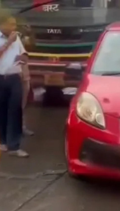 BLOKIRAO ULICU Kad su videli ko je za volanom, niko da pisne