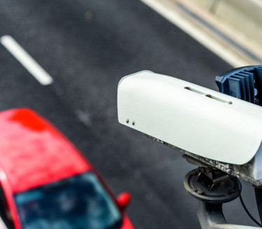 КАЗНА 430€ Суперблиц камера лови возаче који користе телефон