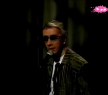 СТЕКАО ВЕЛИКУ СЛАВУ: Певач узео свеску са Рођиним песмама