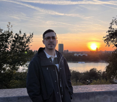 "БОЉЕ ЋУ ТЕ РАЗУМЕТИ ЋУТАЊЕМ": Стихови трагају за истином