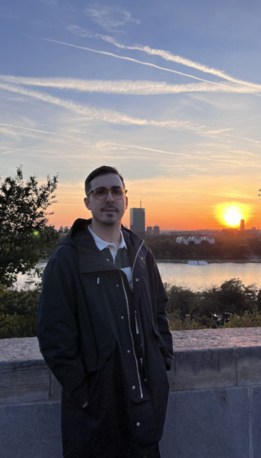 "БОЉЕ ЋУ ТЕ РАЗУМЕТИ ЋУТАЊЕМ": Стихови трагају за истином