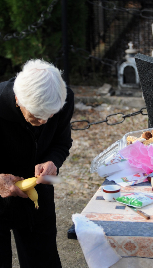 U SUBOTU SU MIHOLJSKE ZADUŠNICE: Šta treba poneti na groblje?