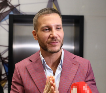 ПРСТЕН  ОД 10.000 €: Певање није Сашин једини прилив новца