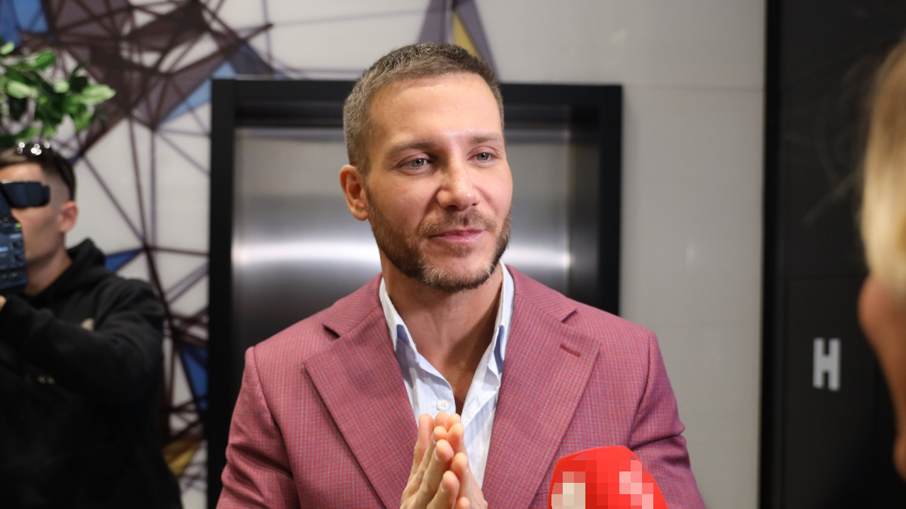 PRSTEN  OD 10.000 €: Pevanje nije Sašin jedini priliv novca