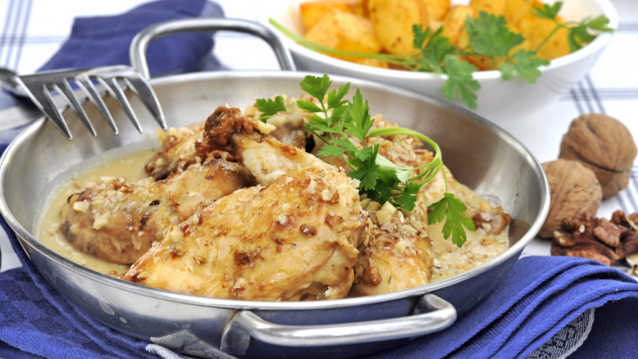 SOČNO I MEKO: Pileće belo u savršenom sosu