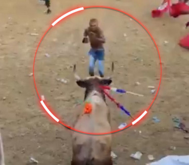 UZNEMIRUJUĆE: Zatrčao se na bika, ovaj ga dočekao na rogove