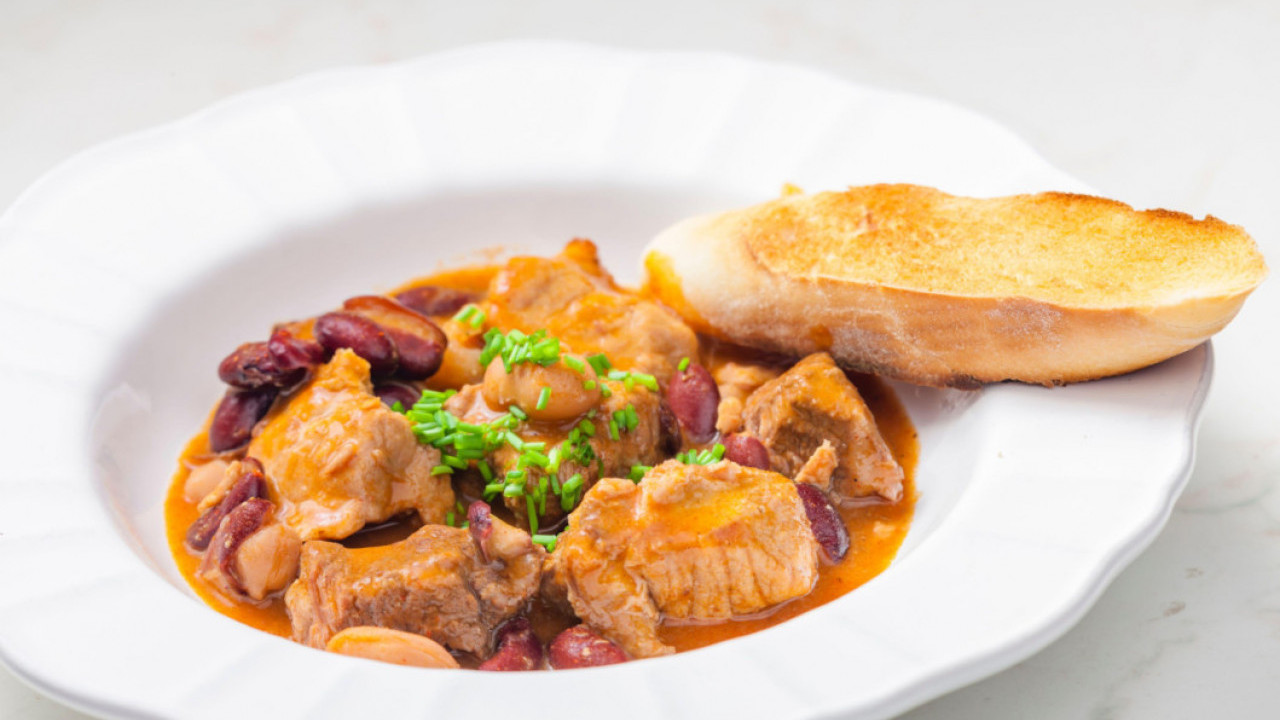 MESO SOČNO I MEKO: Svinjski paprikaš sa spektrom ukusa