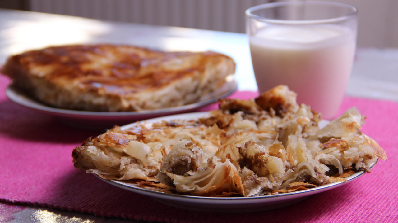 ТАЈНА БОСАНСКОГ БУРЕКА: Како је увек хрцкав и сочан?