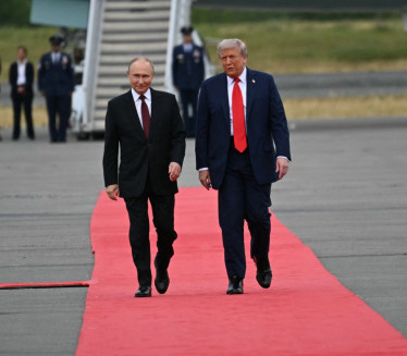 POGLEDAJTE SNIMAK Putin i Tramp - rukovanje na crvenom tepihu