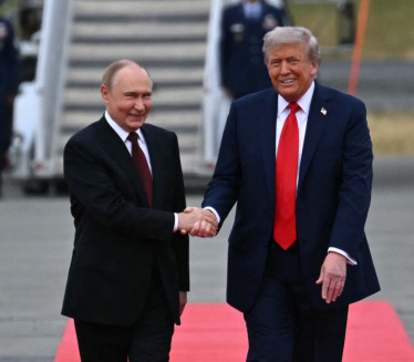 ДАЛЕКО ОД ХЛАДНОГ: На шта указује говор тела Путина и Трампа