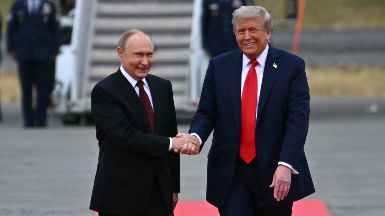 ДАЛЕКО ОД ХЛАДНОГ: На шта указује говор тела Путина и Трампа