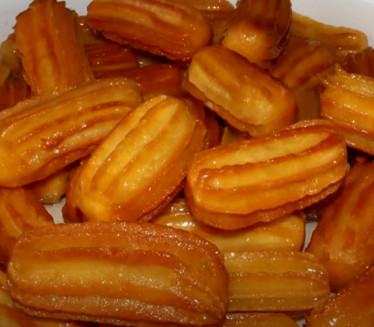 SOČNE I MEKE: Tulumbe pune preukusnog sirupa!