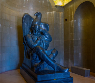 Ne može se udarati nogom na ime jezika