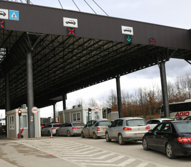 ČEKA SE I DO SEDAM SATI: Haotične gužve na granicama