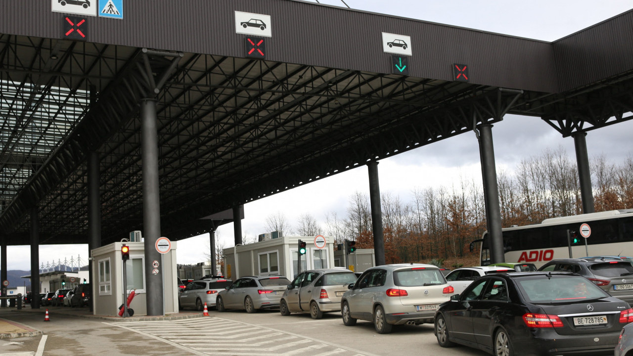 ČEKA SE I DO SEDAM SATI: Haotične gužve na granicama