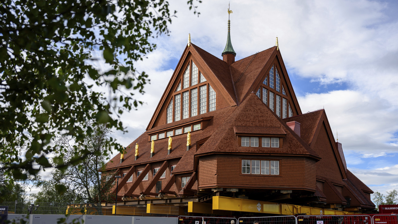 CRKVA OD 672 TONE NA TOČKOVIMA Svetinja na putovanju kroz grad