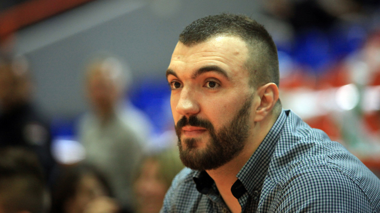 PEKOVIĆ IZBACIO ŽENU: Bacio stvari - pokušala da uđe u stan