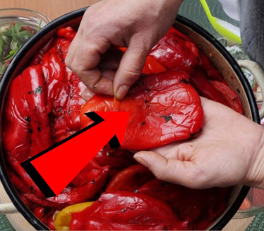 SPREMATE AJVAR? Evo kako da brzo oljuštite pečene paprike