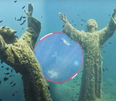 "HRISTOS IZ DUBINA" Neobična statua Isusa na dnu mora