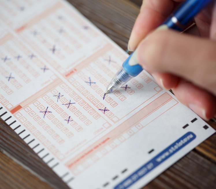 ГОТОВО НЕМОГУЋЕ: Није погодио све бројеве, добио МИЛИОН€