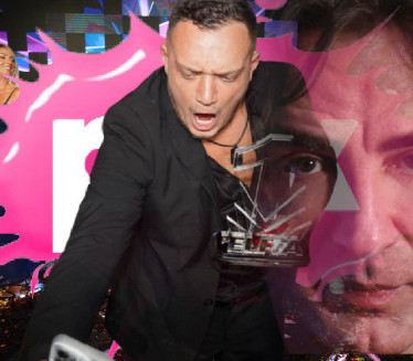 ГАСТОЗ ИСПРЕД МИТРОВИЋЕВЕ ЗГРАДЕ Дошао сам по паре,не снимај