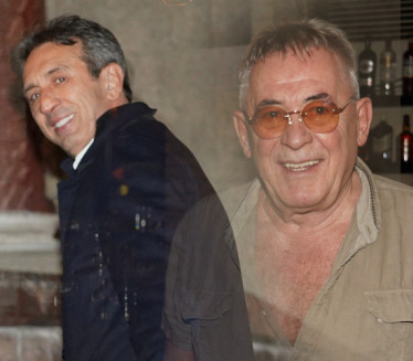 OTVORE VINO I UŽIVAJU: Ovako Mima i Žika provode vreme