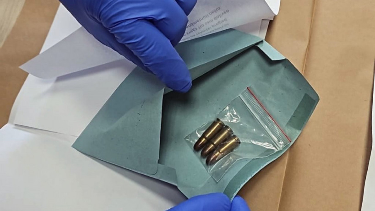 TRI METKA U KOVERTI ZA DAČIĆA: Uzbuna u Vladi Srbije (FOTO)