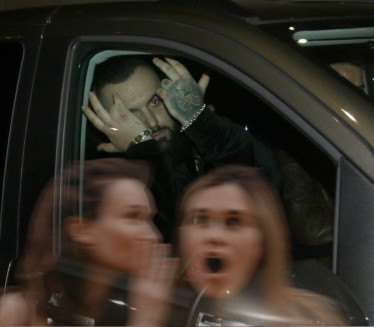 УТРОЈЕ: Буба Корели повео ОБЕ девојке на летовање (ФОТО)