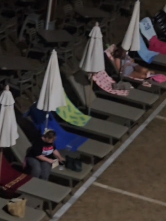 Platili noć 230€, a na BIZARAN način se GRABE za ležaljke