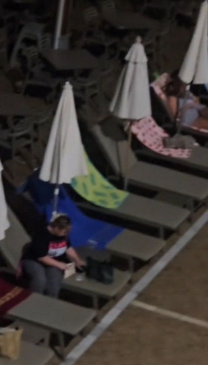 Platili noć 230€, a na BIZARAN način se GRABE za ležaljke