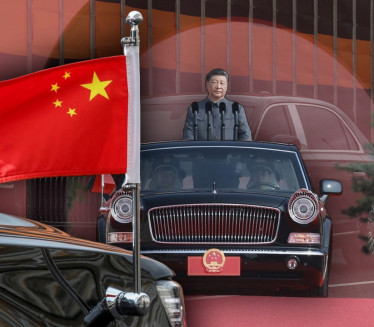 SIJEVA CRVENA ZASTAVA: Tenk na točkovima za predsednika Kine