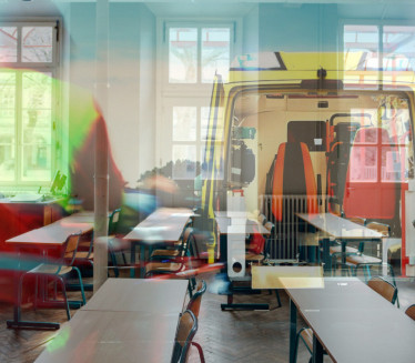 PRETILI JOJ SMRĆU JER VOLI ŽENE: Ubila se direktorka škole