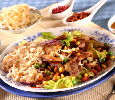 ПРАВА ЕНЕРГЕТСКА БОМБА: Ђувеч са пилетином и пиринчем