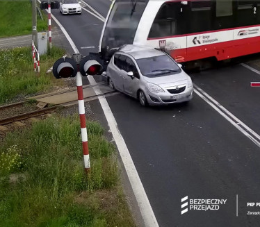 (UZNEMIRUJUĆ SNIMAK) Deka (81) probio rampu, odneo ga voz