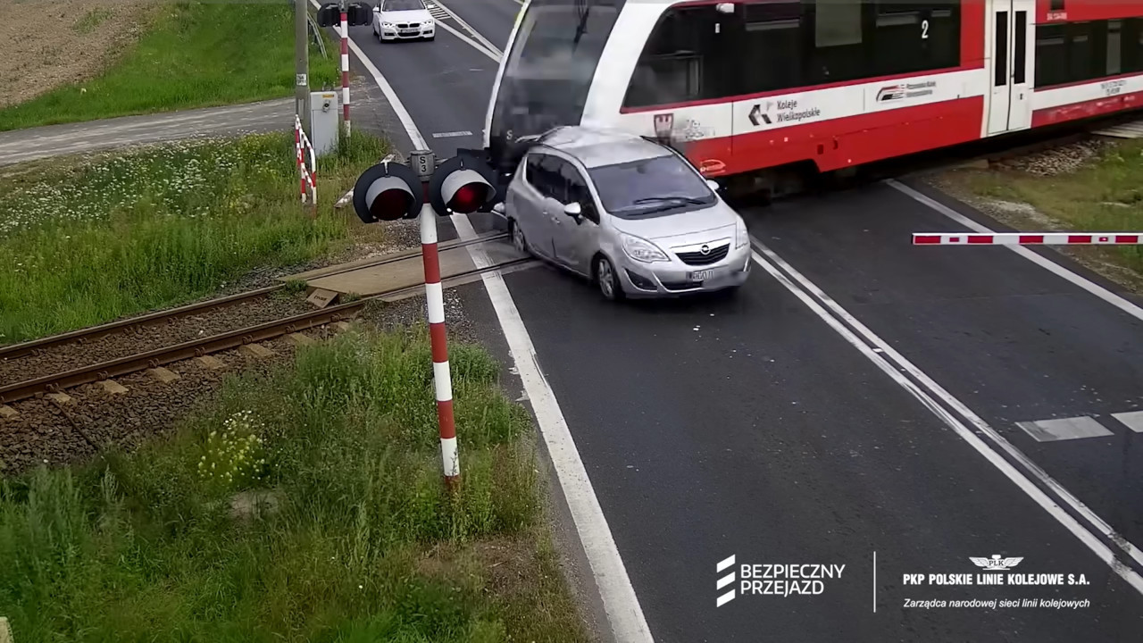 (UZNEMIRUJUĆ SNIMAK) Deka (81) probio rampu, odneo ga voz