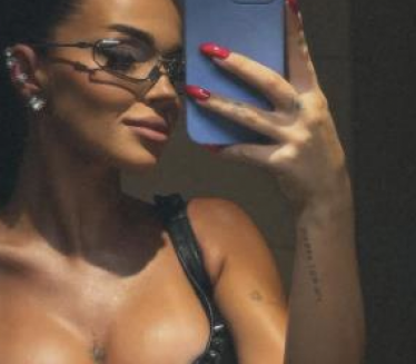 PROVOKATIVNA DŽEHVA: Korset - rarzez do pupka (FOTO)