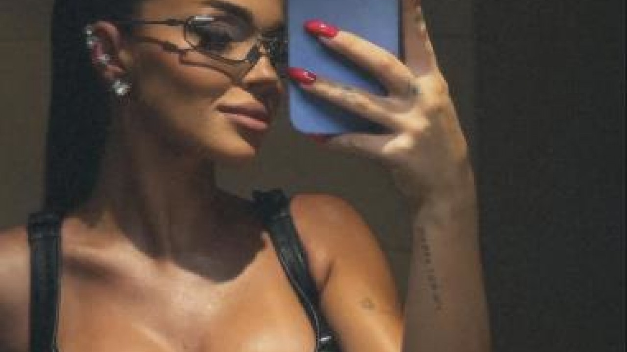 ПРОВОКАТИВНА ЏЕХВА: Корсет - рарзез до пупка (ФОТО)