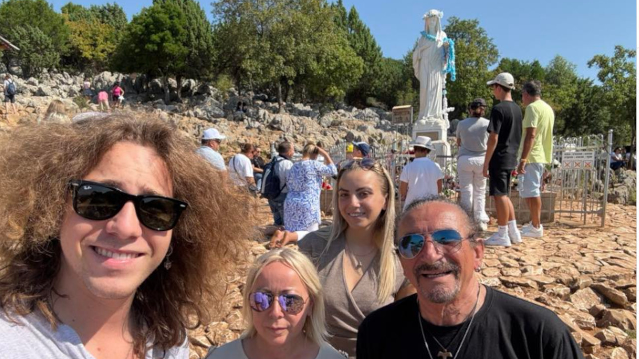 Бебек се са породицом поклонио Госпи из Међугорја (ФОТО)