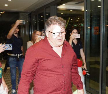 Folker prvi put u javnosti posle operacije oka (FOTO)