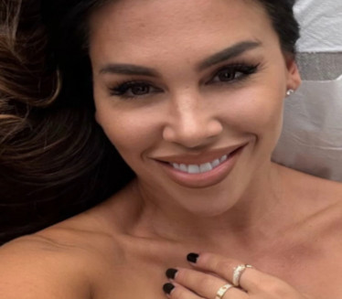 NAGA KAJA OSTOJIĆ: Šta će odeća kod tako zgodnog tela (FOTO)