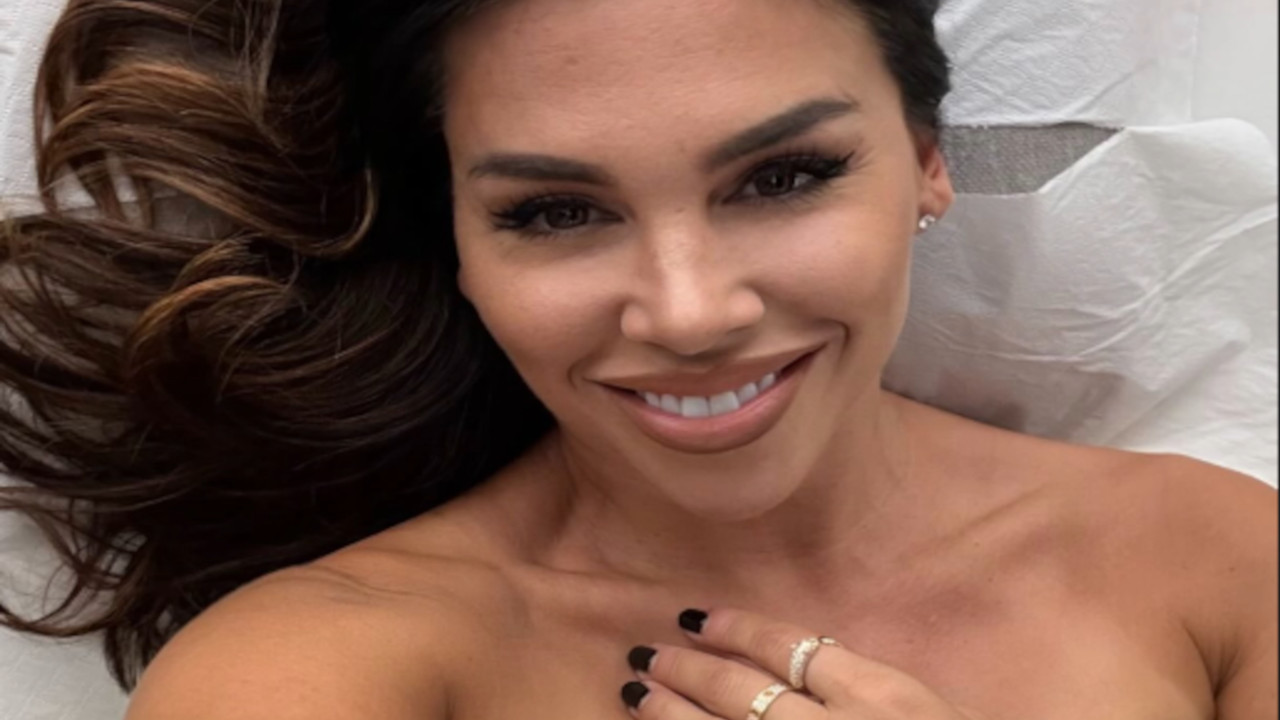 NAGA KAJA OSTOJIĆ: Šta će odeća kod tako zgodnog tela (FOTO)