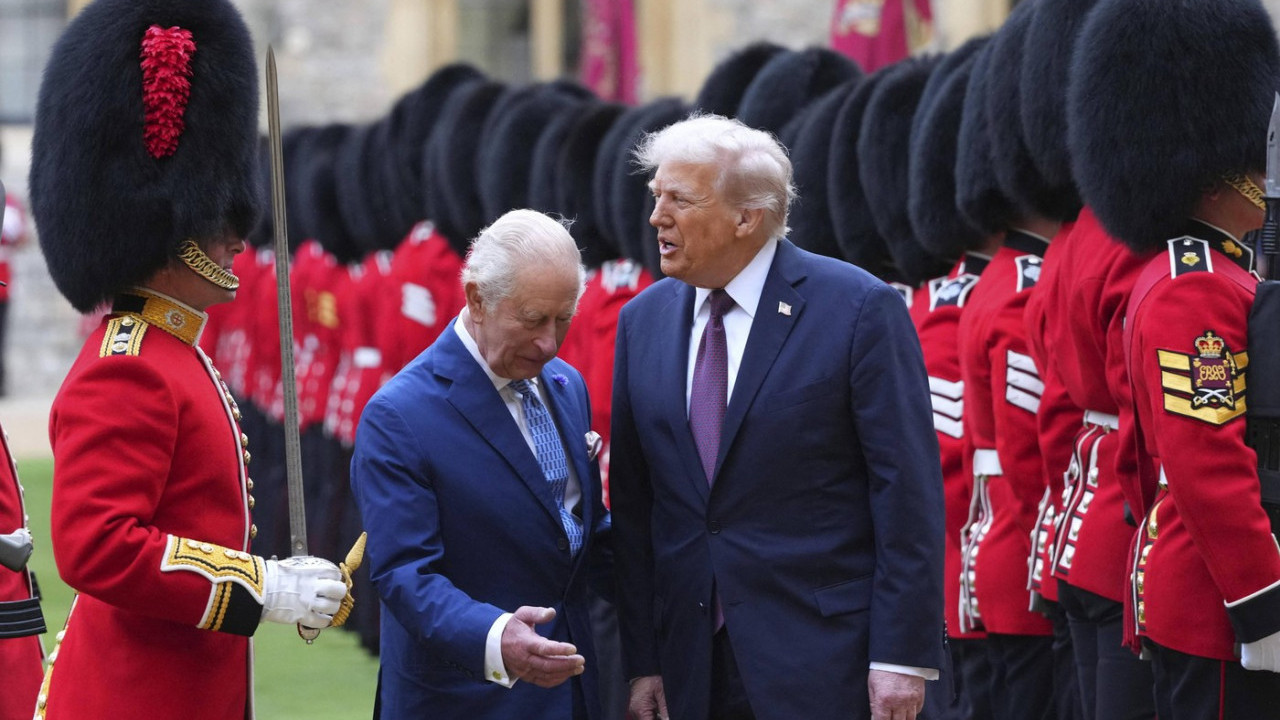 "SRAMOTA!" Tramp tokom susreta s Čarlsom prekršio protokol