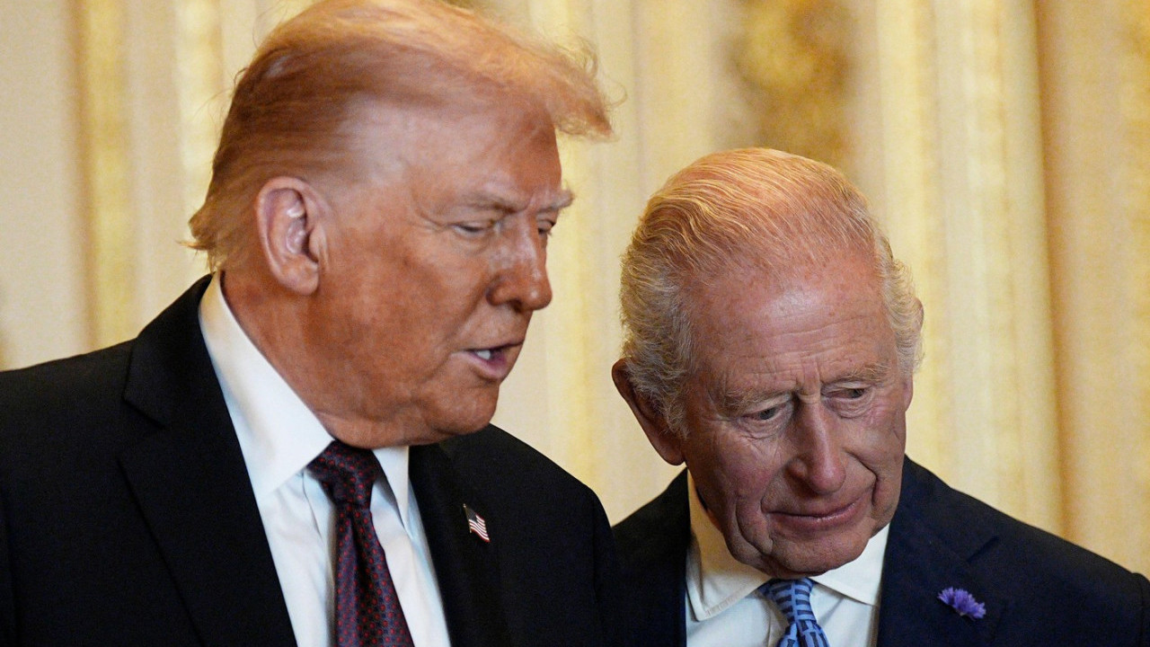 "ЧУВАЈТЕ СВОЈ МАЧ!" Како се краљ Чарлс нашалио са Трампом