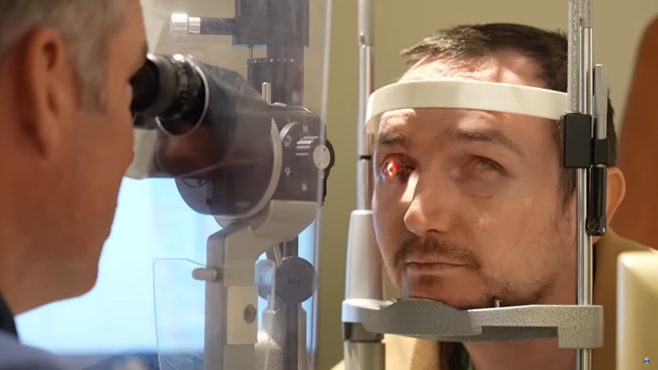 Bio je slep 20 leta,a onda su mu izvadili zub i progledao je