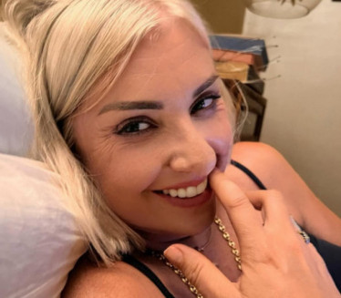 NAPUSTILA ZAGREB: Udovica pevača u bikiniju na jahti!