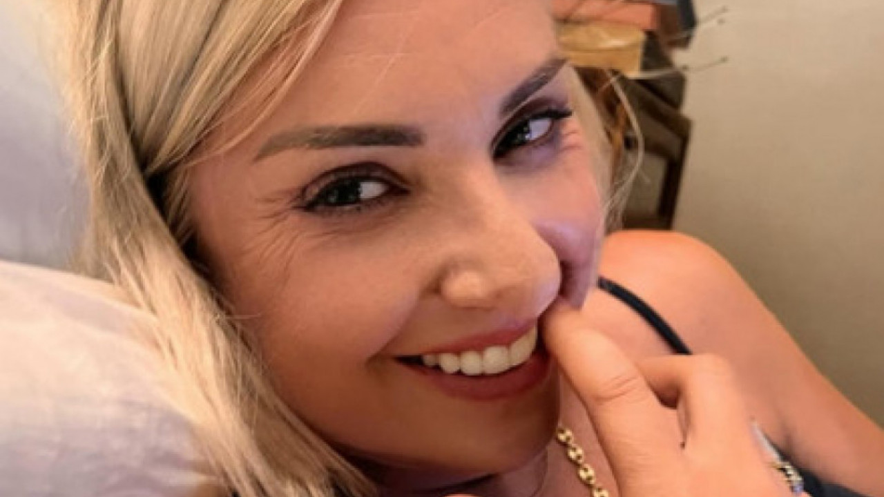 НАПУСТИЛА ЗАГРЕБ: Удовица певача у бикинију на јахти!