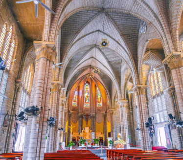 UŽASAN SMRAD Vernici pobegli iz crkve: "Počelo pre 8 dana"