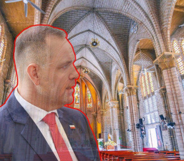 Prerušen u sveštenika pokušao da priđe predsedniku u crkvi
