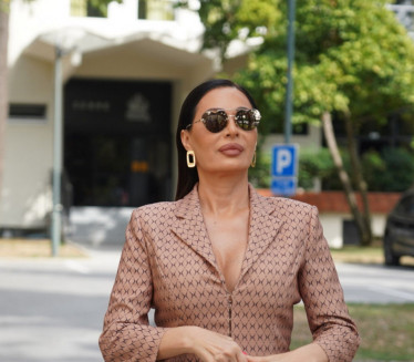 СКОРО СЕДАМ ХИЉАДА ЕВРА: Цеца у скупоценом стајлингу у ЗГ